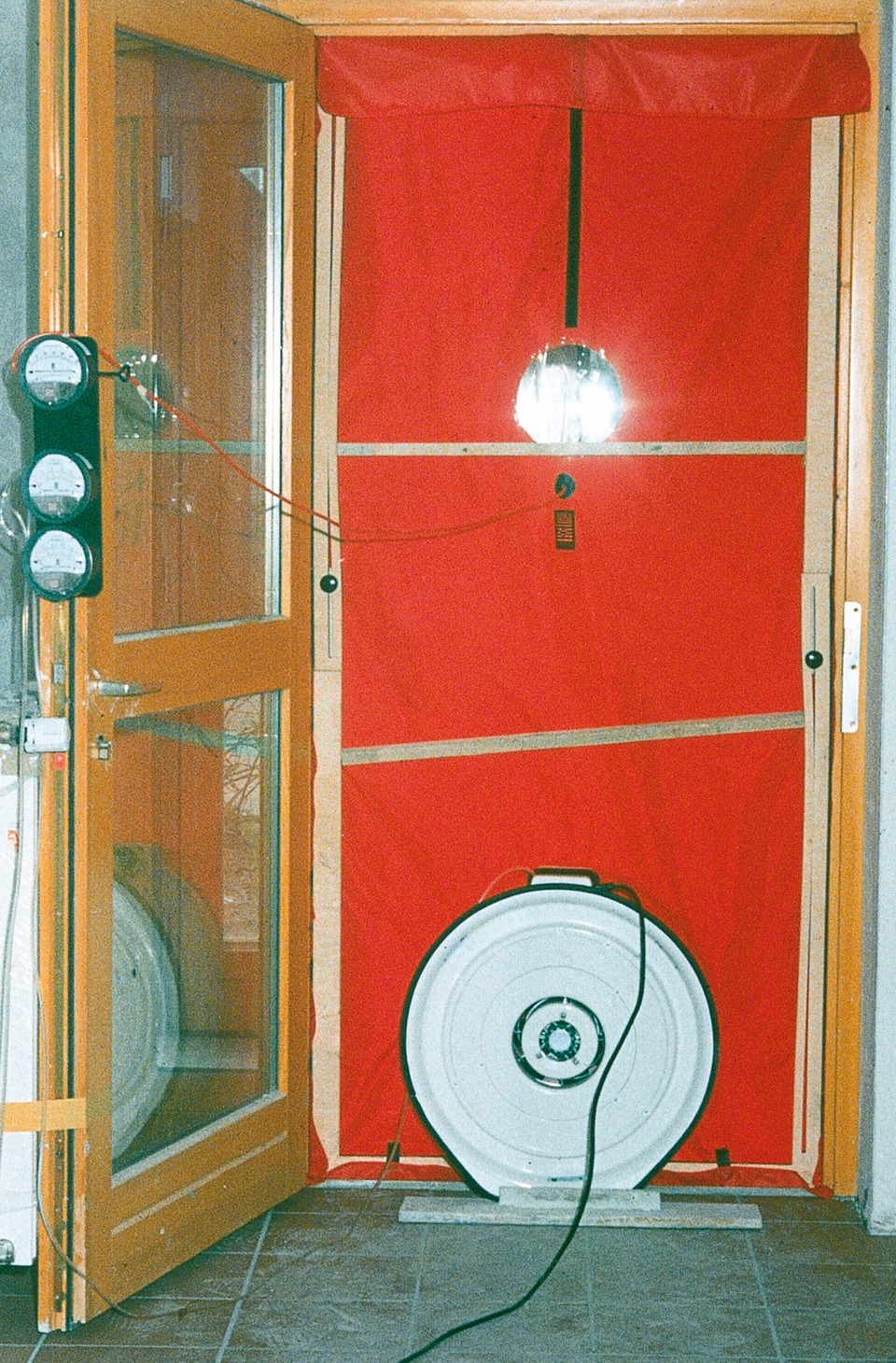 Foto 3: Messapparatur zur Überprüfung der Luftdurchlässigkeit:
Messuhren, eingebauter Spannrahmen mit Folie und Ventilator.
