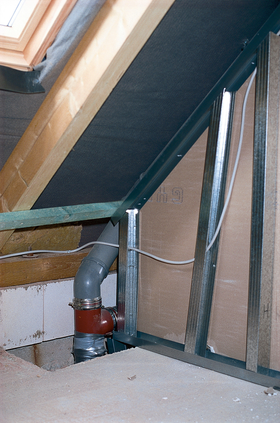Foto 7: Hohlkammersystem, die luftdichte Schicht darf nicht an diese Wand
angeschlossen werden, sondern muss in der Ebene des Daches ohne Unterbrechung
durchlaufen.